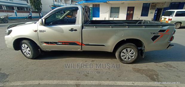 Toyota Hilux 2014 Silver - thumbnail 3