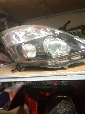 Toyota ,Isis Headlight