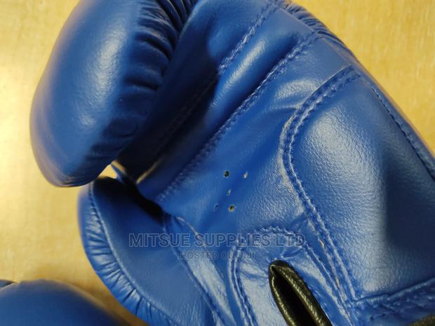 A Pair of Leather Boxing Gloves 12oz Blue - thumbnail 2