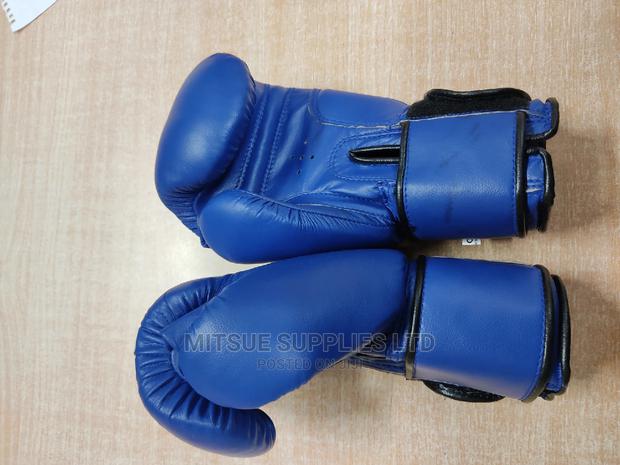 A Pair of Leather Boxing Gloves 12oz Blue - thumbnail 3