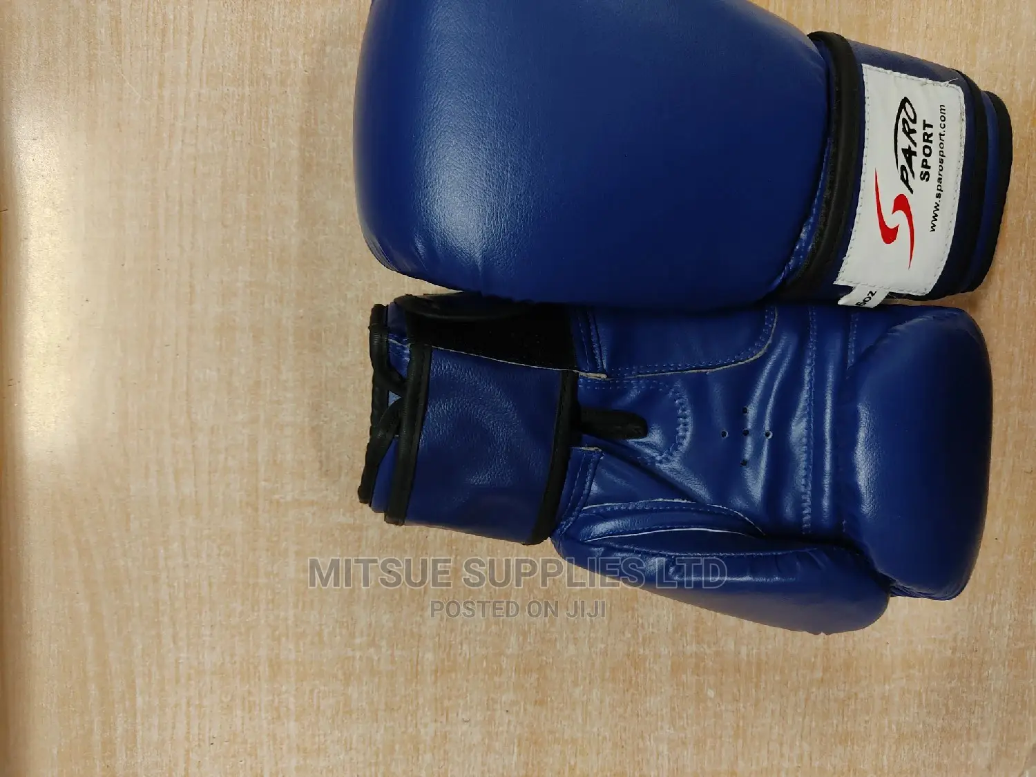 A Pair of Professional Leather Boxing Gloves 16oz Blue