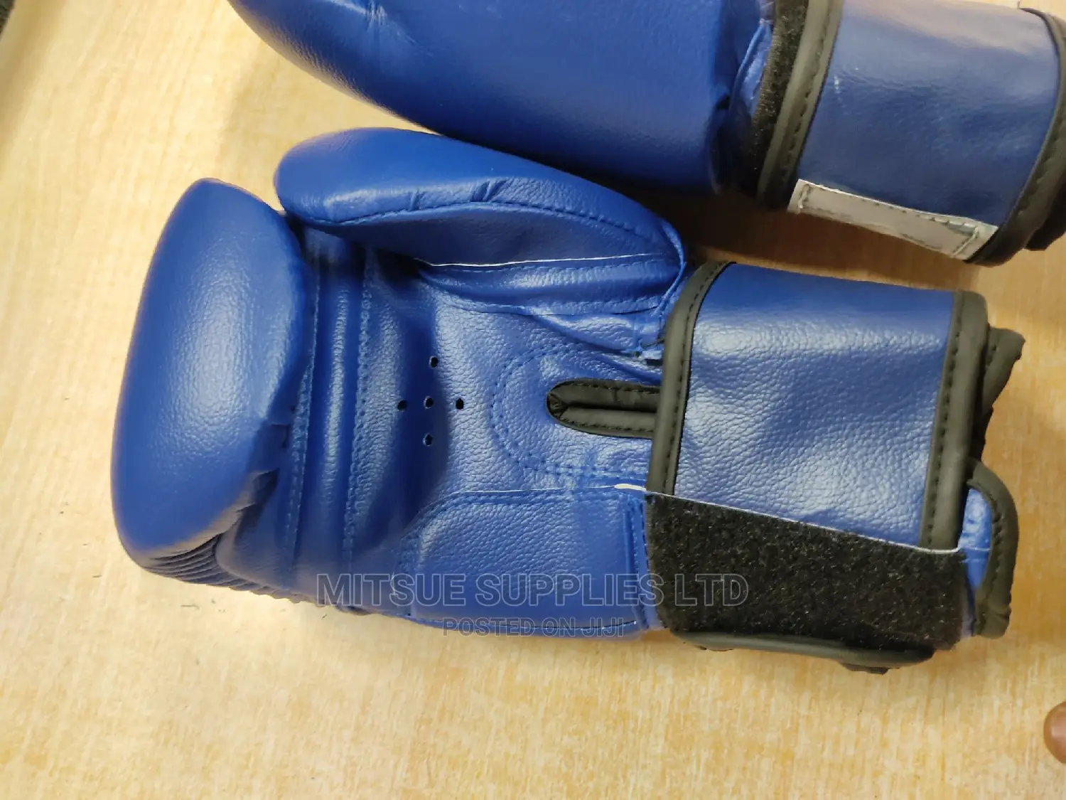 A Pair of Boxing Glove 8oz Blue ( Junior Size)
