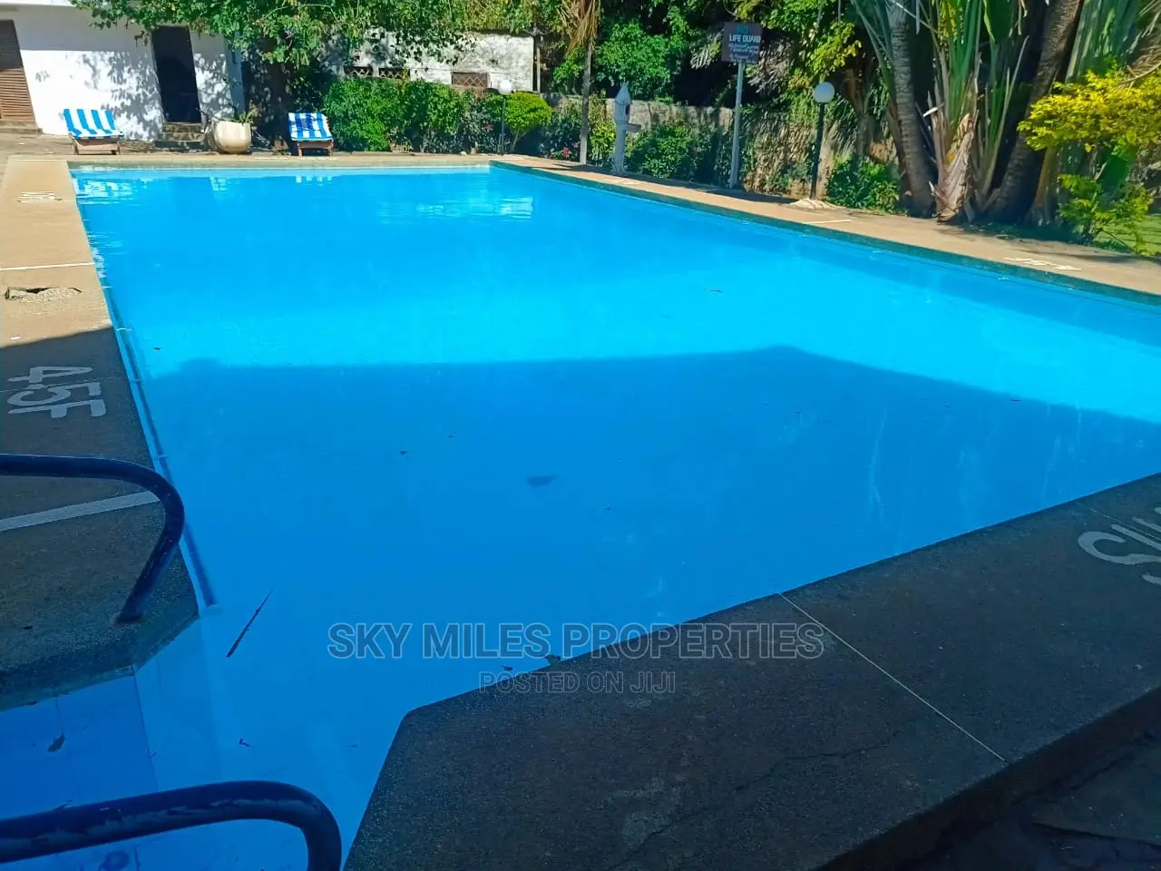 Studio Apartments With a Swng/Pool Facing the Creek Beach.