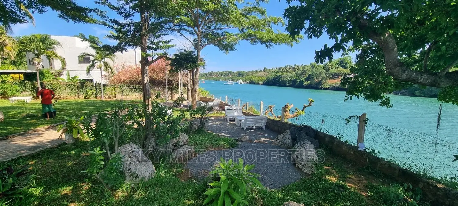 Studio Apartments With a Swng/Pool Facing the Creek Beach.