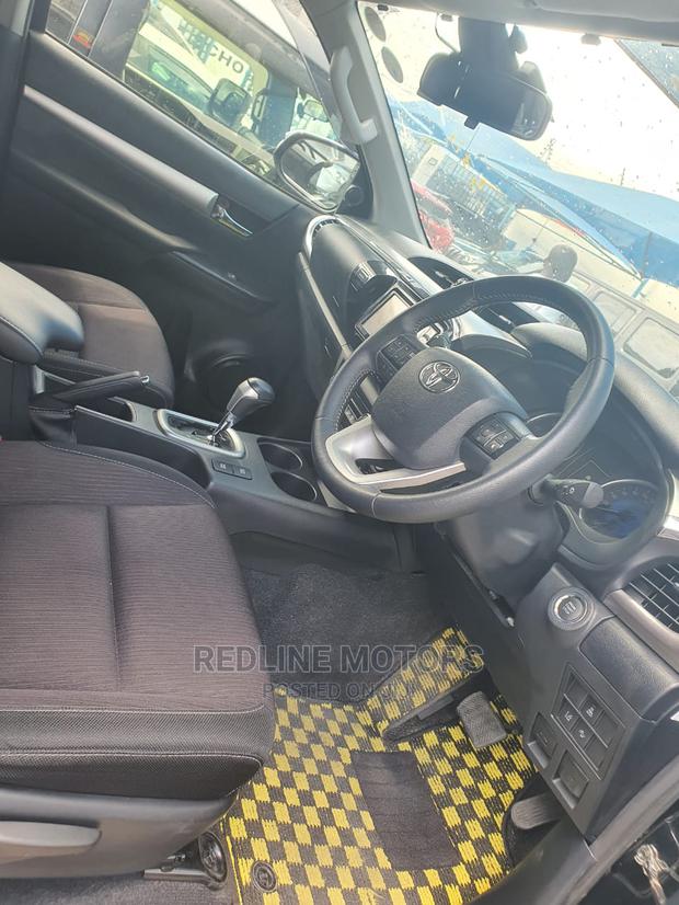Toyota Hilux 2017 Black - thumbnail 2