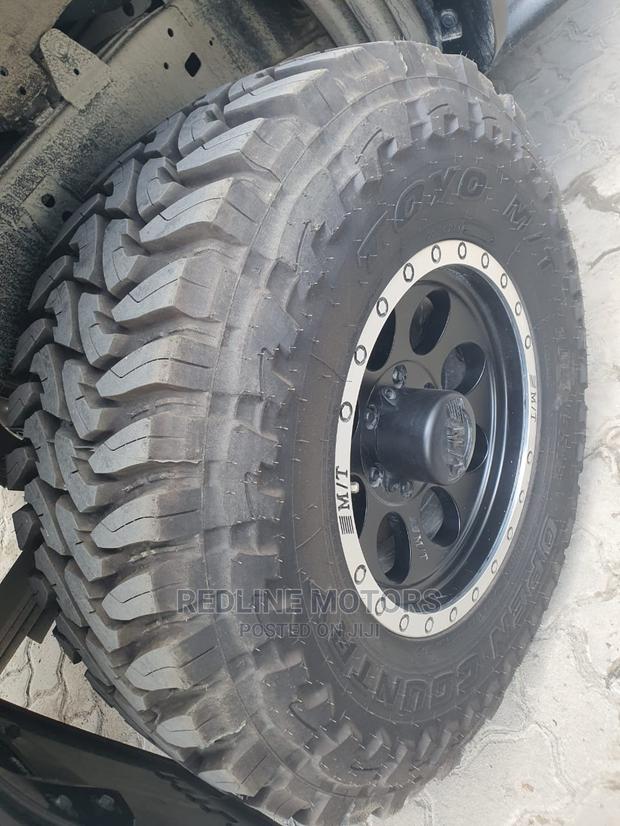 Toyota Hilux 2017 Black - thumbnail 3