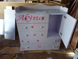 Chest of Drawers With Hydrolic Rails