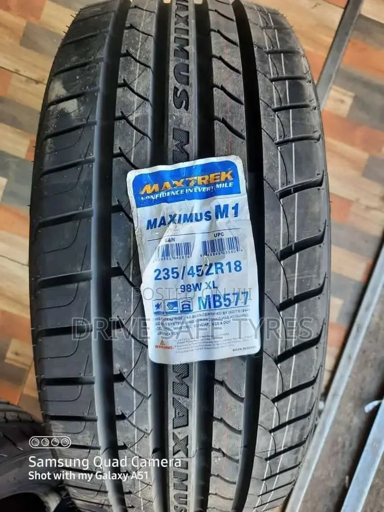 235/45 Zr18 Maxtrek Tyre 98 W XL