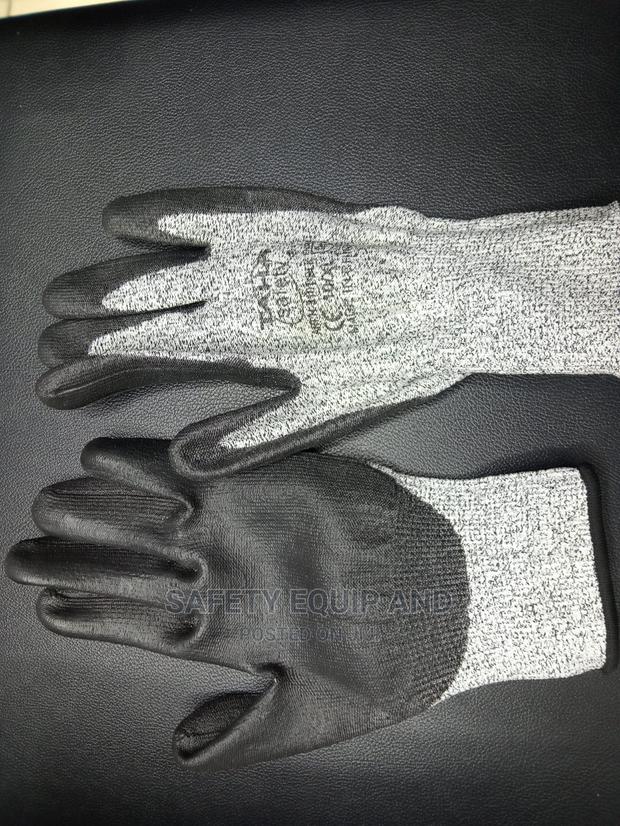 Grey and Black Level Five Cut Resistant Gloves - thumbnail 2
