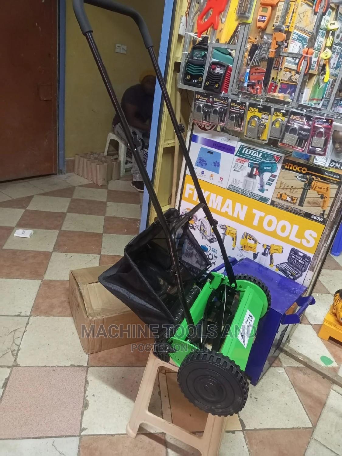 Modern Manual Grass Cutter Lawn Mower, With Level Changer in Nairobi