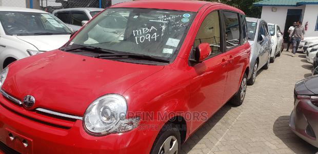 Toyota Sienta 2015 Red - main view