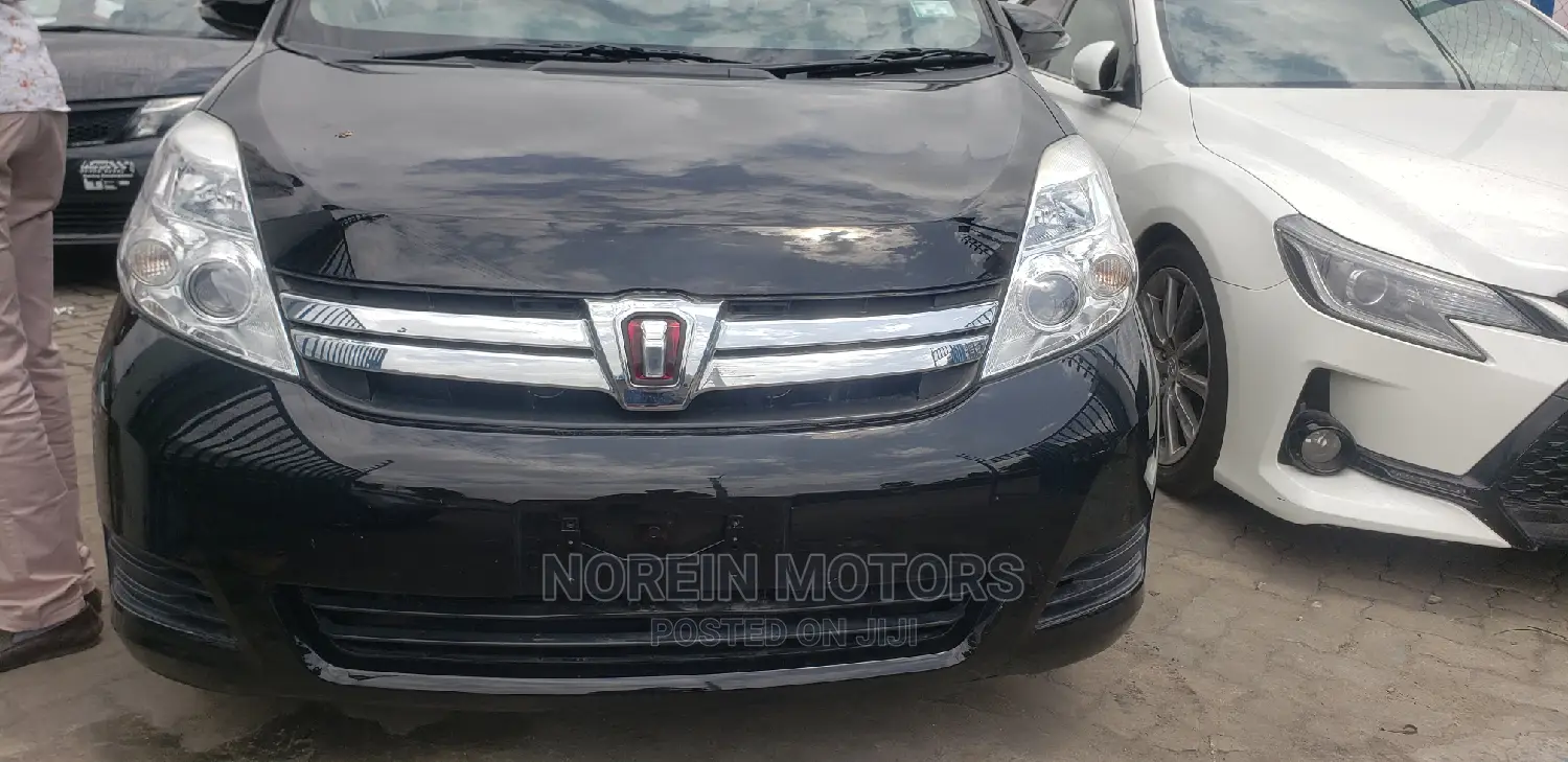 Toyota ISIS 2014 Matt Black