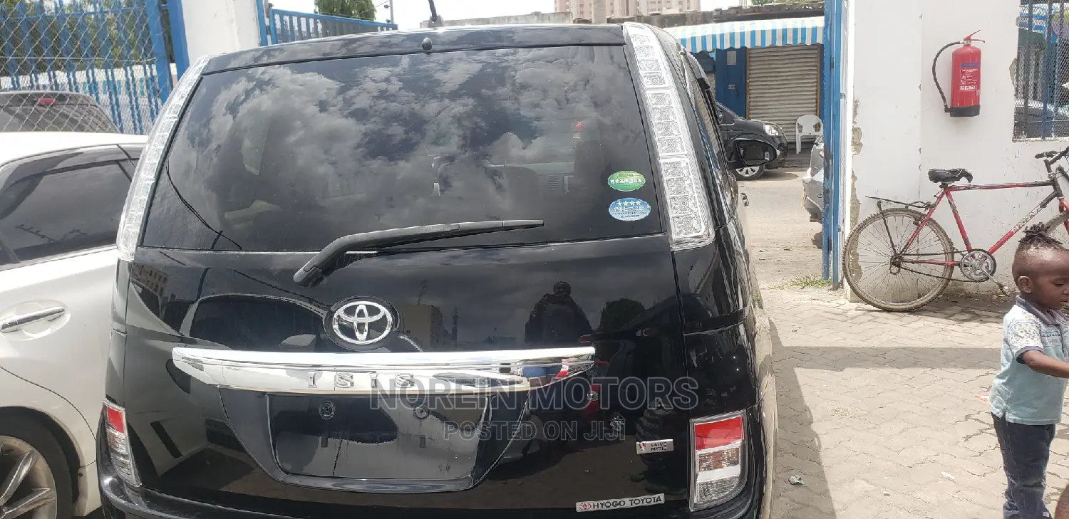 Toyota ISIS 2014 Matt Black