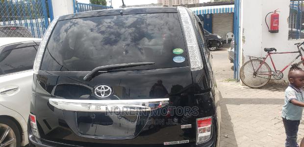 Toyota ISIS 2014 Matt Black - thumbnail 3