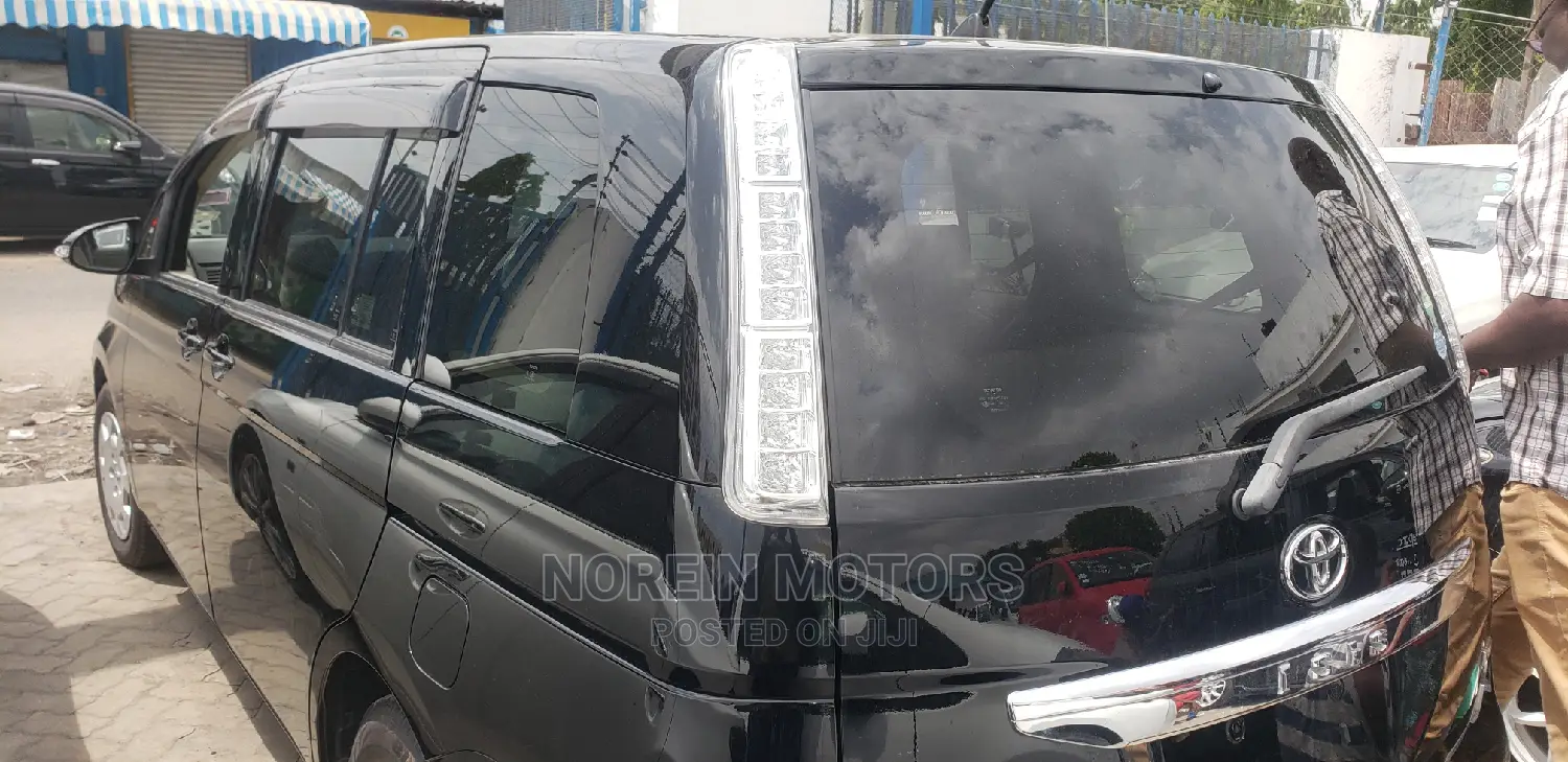 Toyota ISIS 2014 Matt Black
