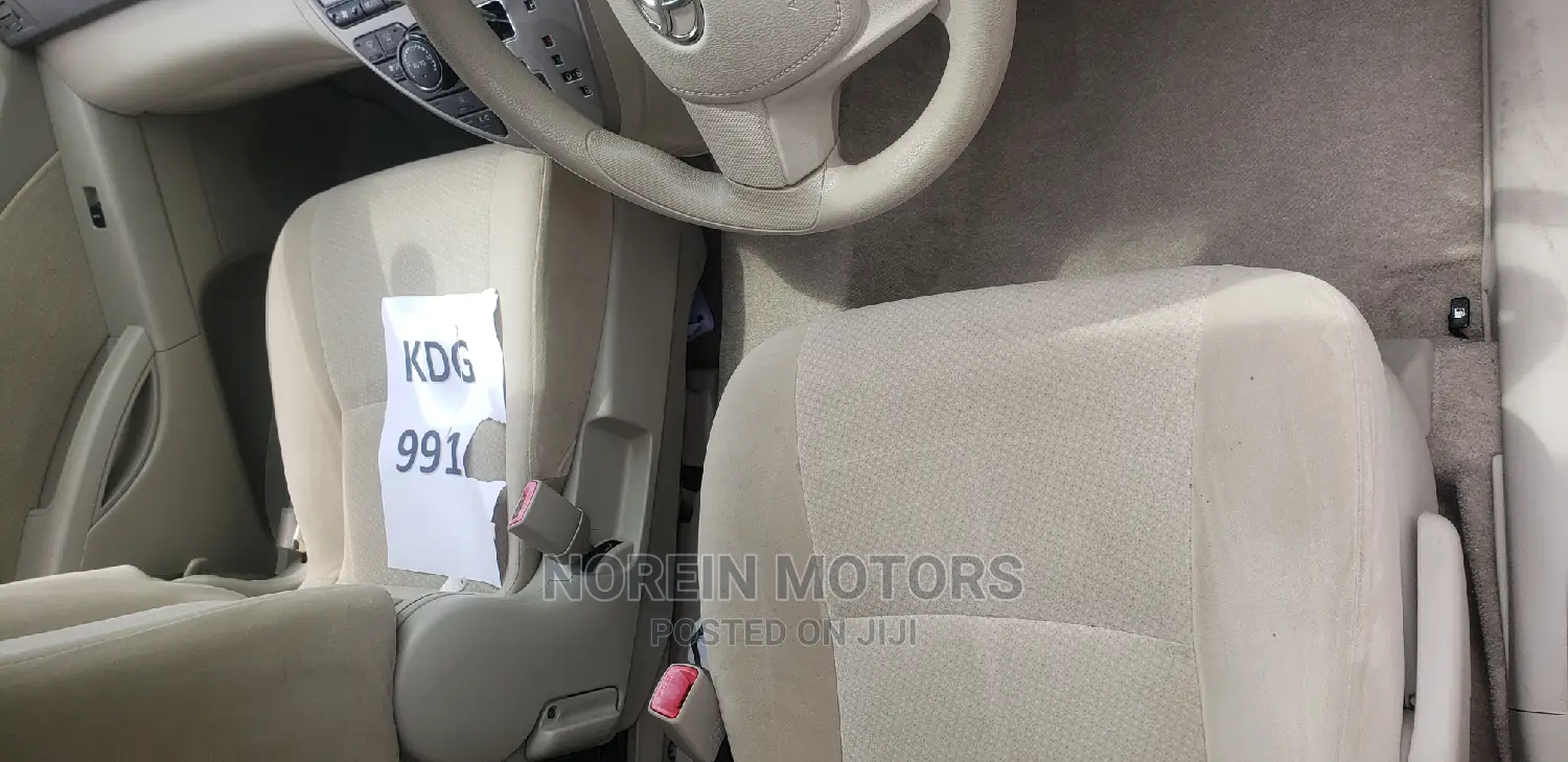Toyota ISIS 2014 Matt Black