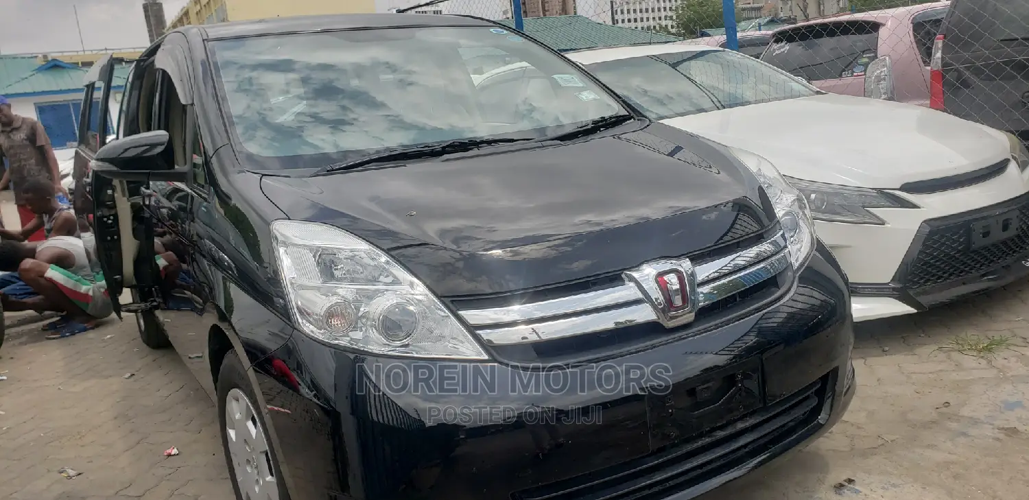Toyota ISIS 2014 Matt Black