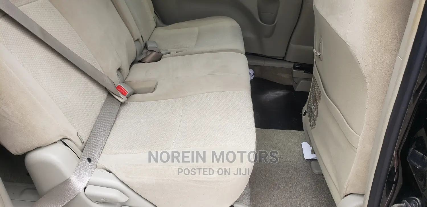 Toyota ISIS 2014 Matt Black