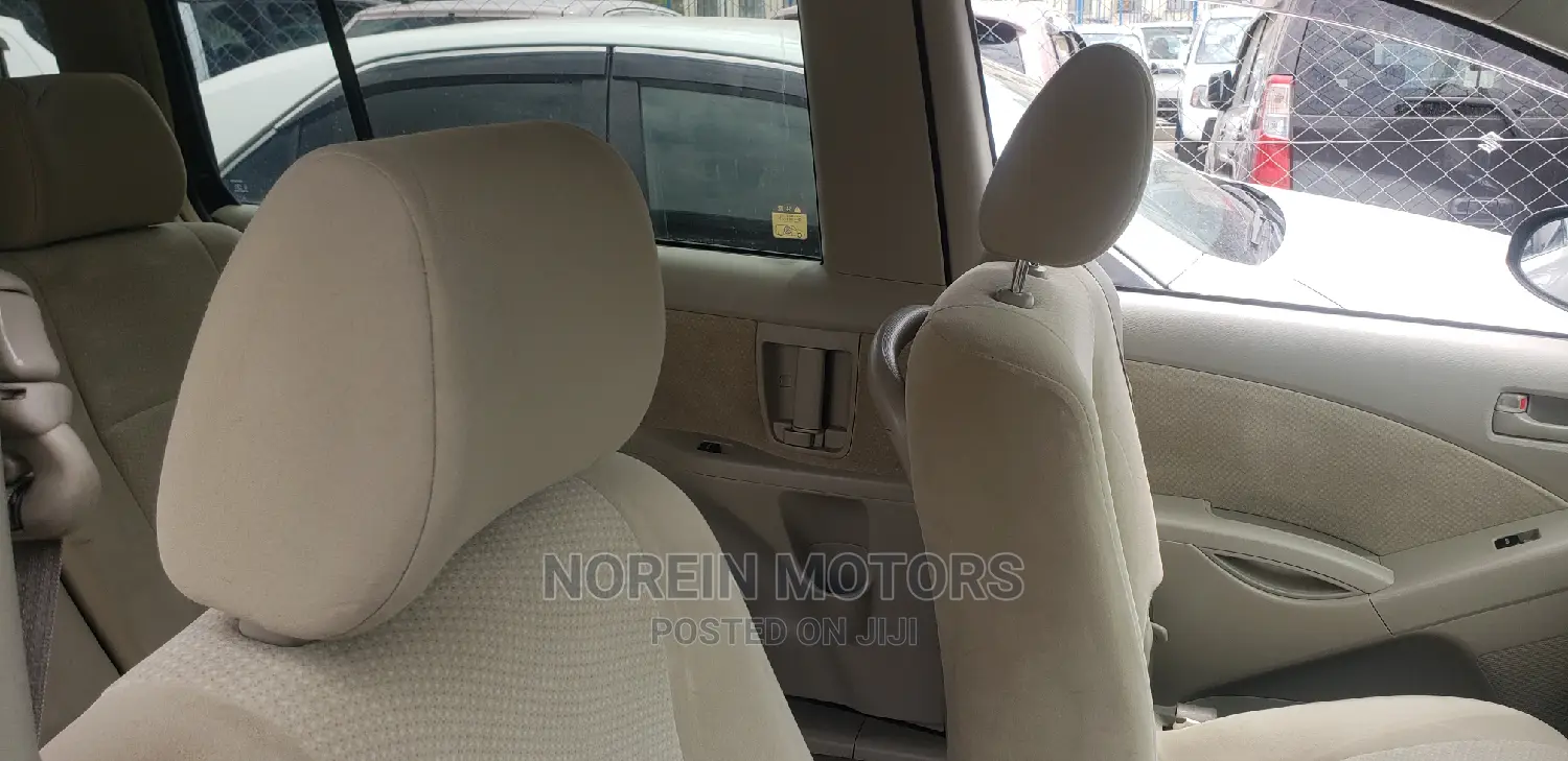 Toyota ISIS 2014 Matt Black