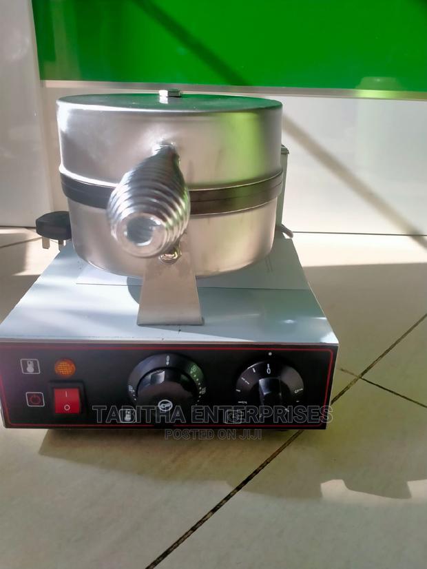 A Single Waffle Baker - main view