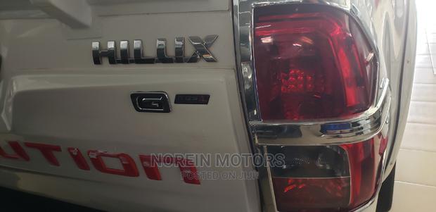 Toyota Hilux 2016 Off White - thumbnail 8