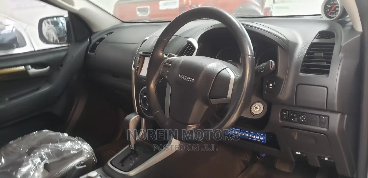 Isuzu D-MAX 2014 Blue