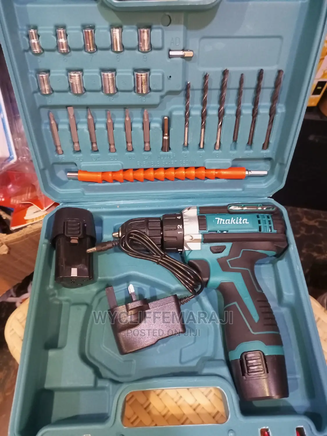 Makita Cordless Drill With 2 Battery and Bits Set