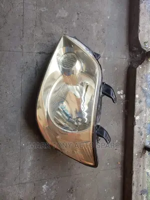 Noah 2003 Headlight