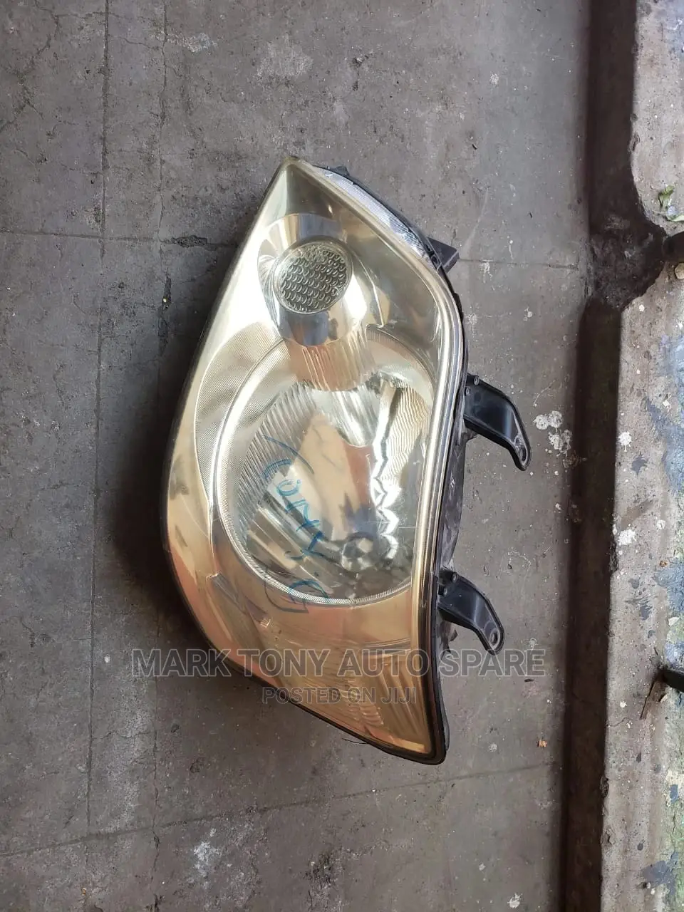 Noah 2003 Headlight