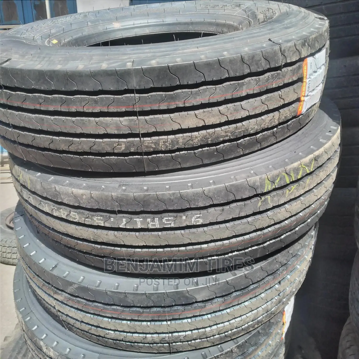 Roadshine Tires Sizes 9.5R17.5 Tubeles 18 Ply Rating.
