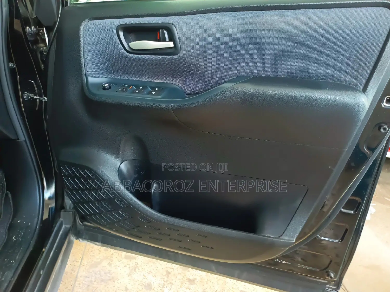 Toyota Noah 2.0 AWD (8 Seater) 2015 Black