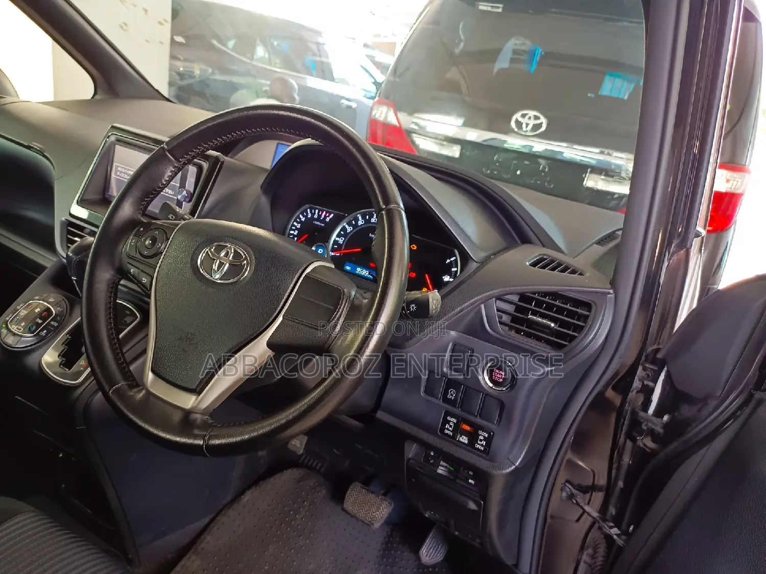 Toyota Noah 2.0 AWD (8 Seater) 2015 Black