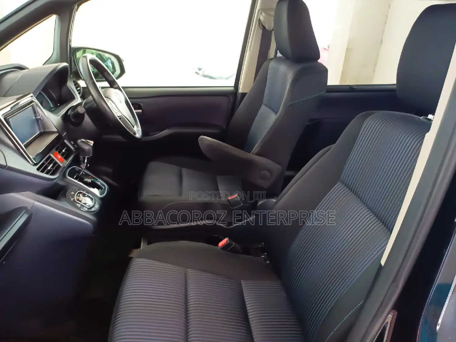 Toyota Noah 2.0 AWD (8 Seater) 2015 Black