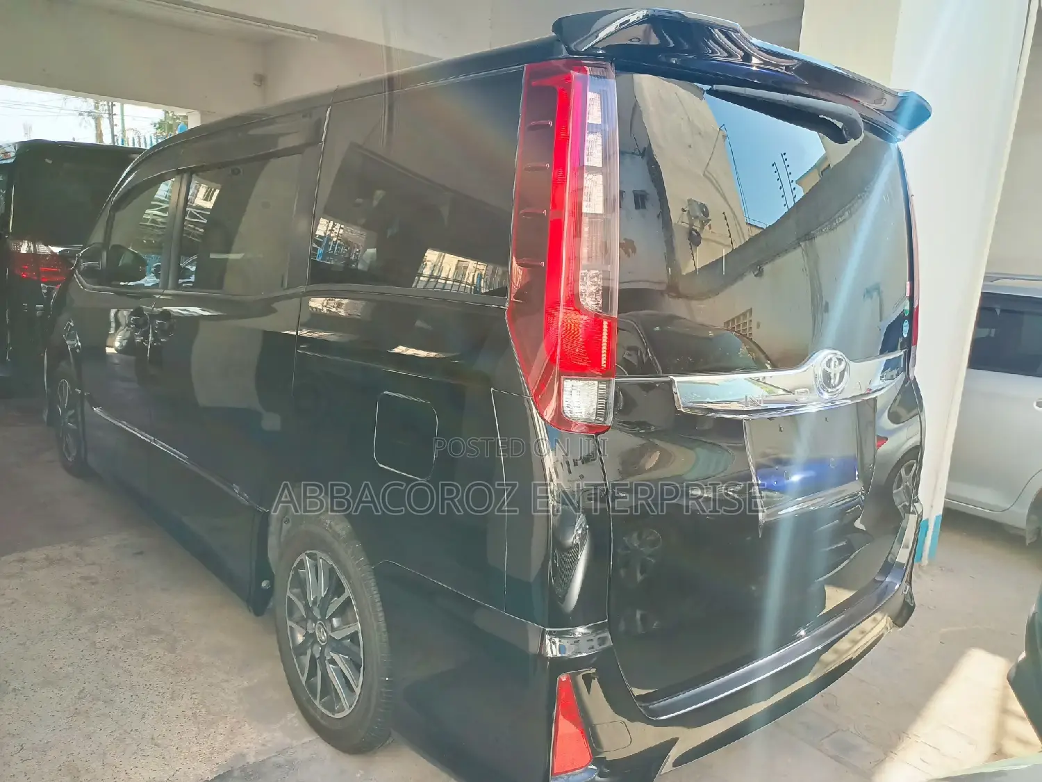 Toyota Noah 2.0 AWD (8 Seater) 2015 Black
