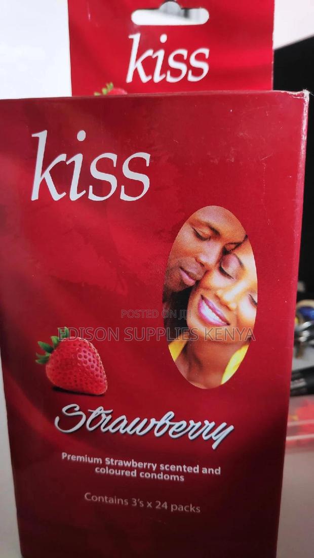 Kiss Strawberry Condoms - main view