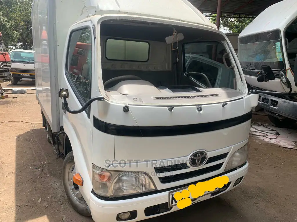 Toyota Dyna 2010 Front Windscreen