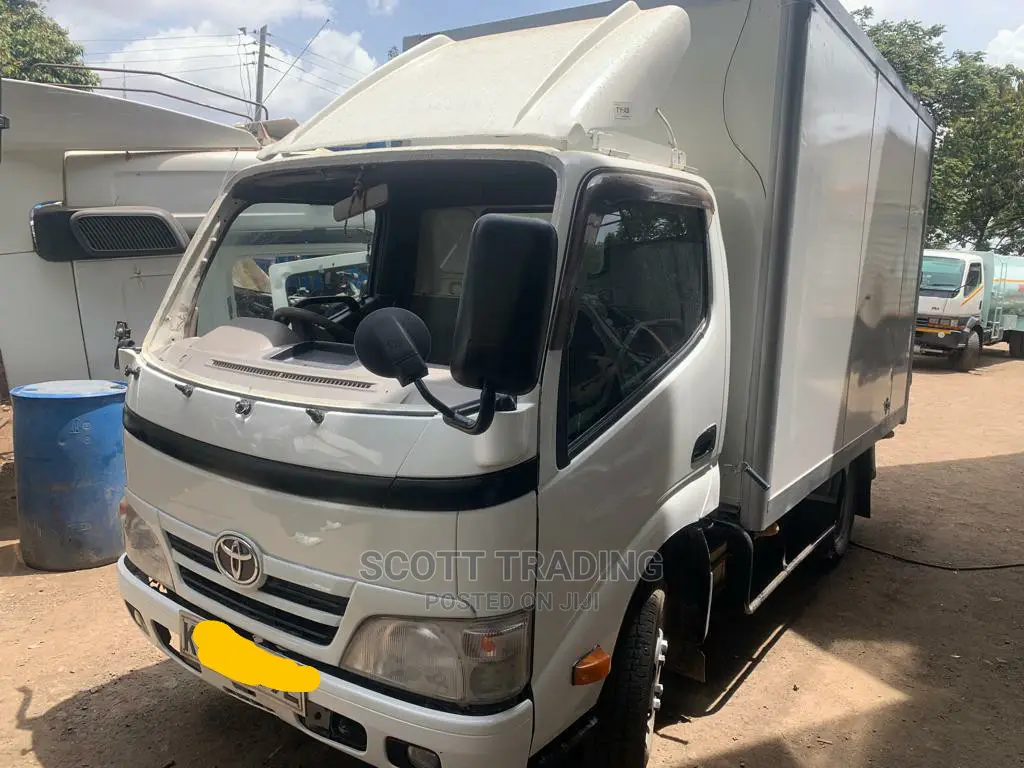 Toyota Dyna 2010 Front Windscreen