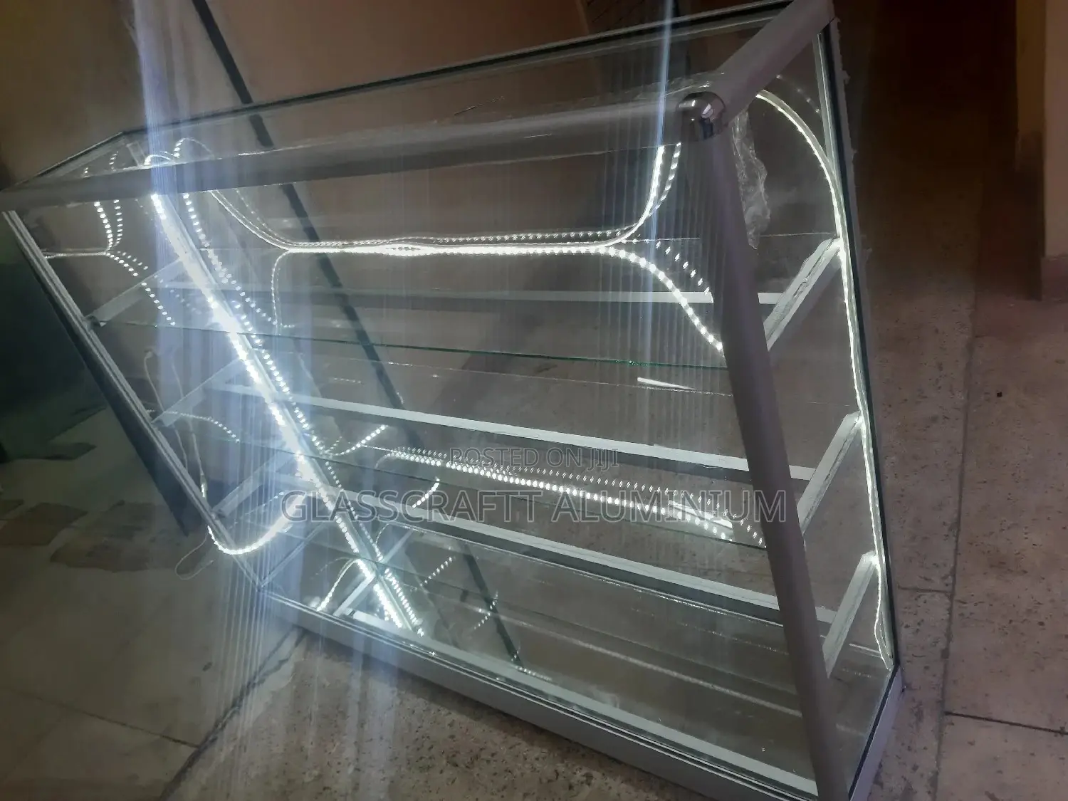 Four Shelves Desplay Complete With Snake Lights