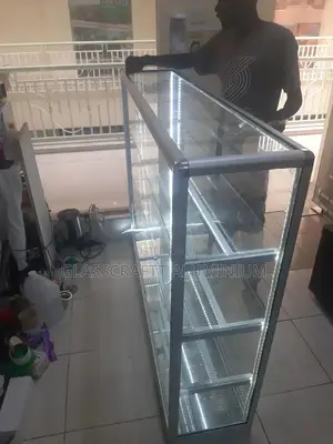 Four Shelves Desplay Complete With Snake Lights