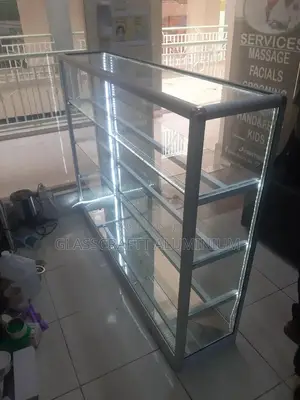 Four Shelves Desplay Complete With Snake Lights
