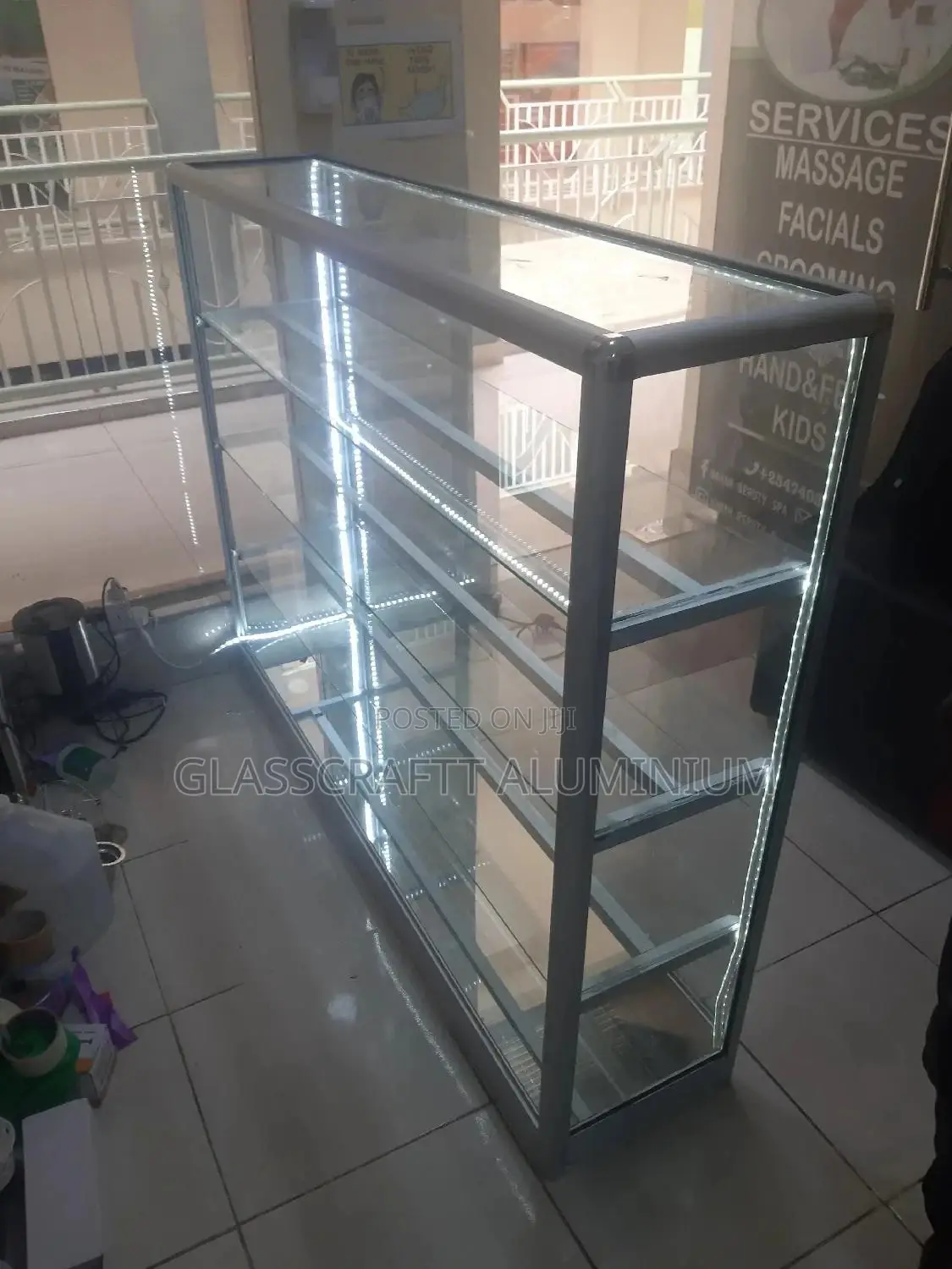 Four Shelves Desplay Complete With Snake Lights