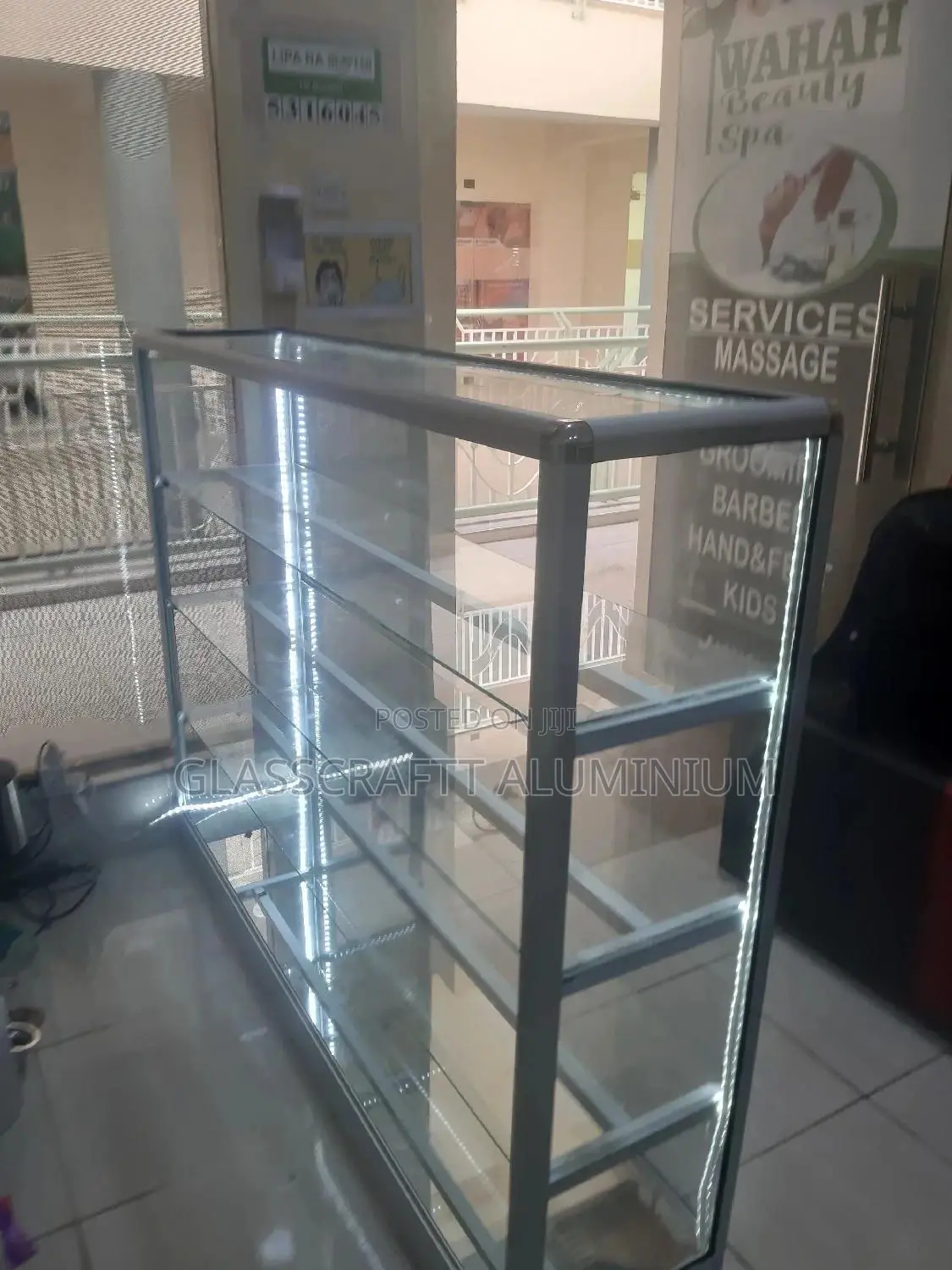 Four Shelves Desplay Complete With Snake Lights