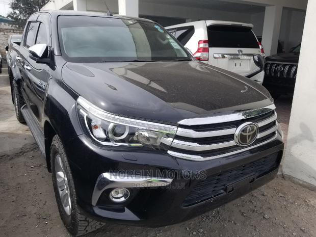 Toyota Hilux 2016 Black - thumbnail 2