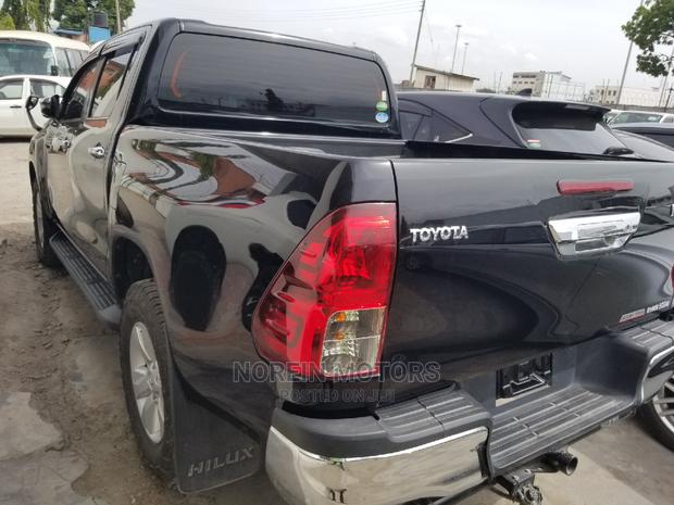 Toyota Hilux 2016 Black - thumbnail 9
