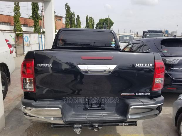Toyota Hilux 2016 Black - thumbnail 10