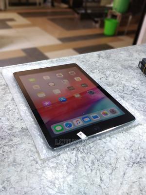 Apple iPad Air 32 GB Silver - main view