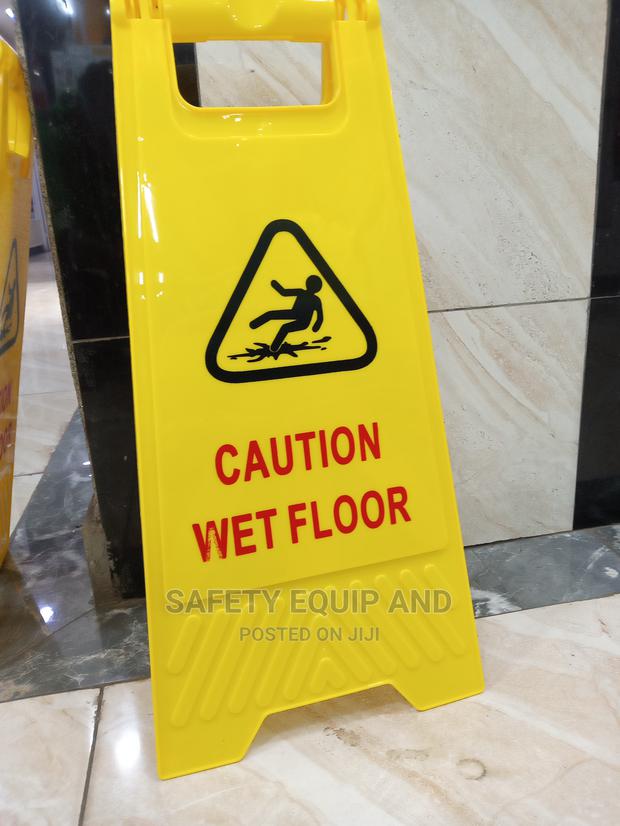 Wrt Floor Caution Moveable - main view