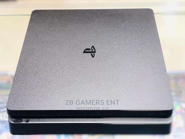 Slim Ps4, Ex German, Mint Condition - thumbnail 3