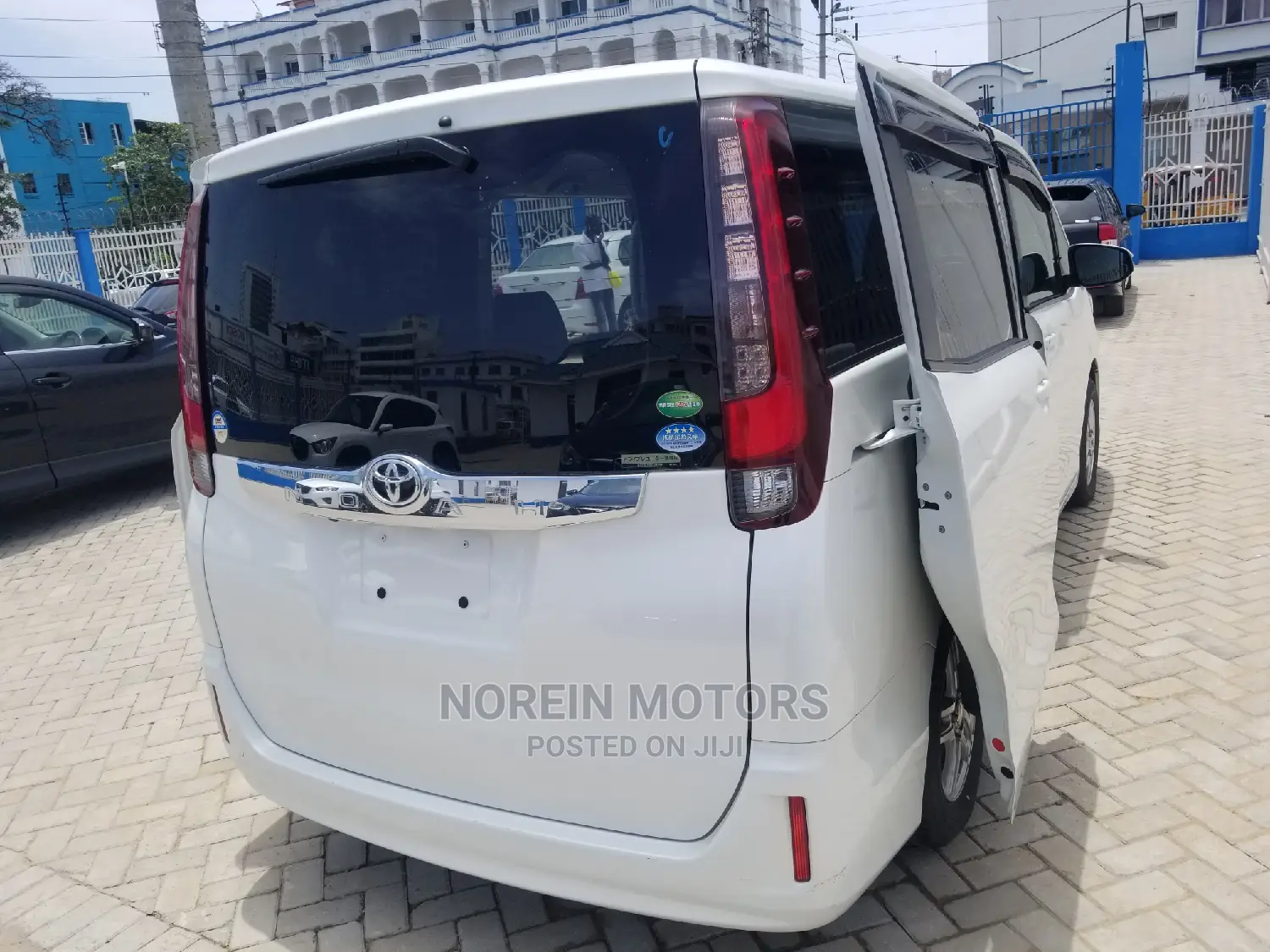 Toyota Noah 2014 Off white
