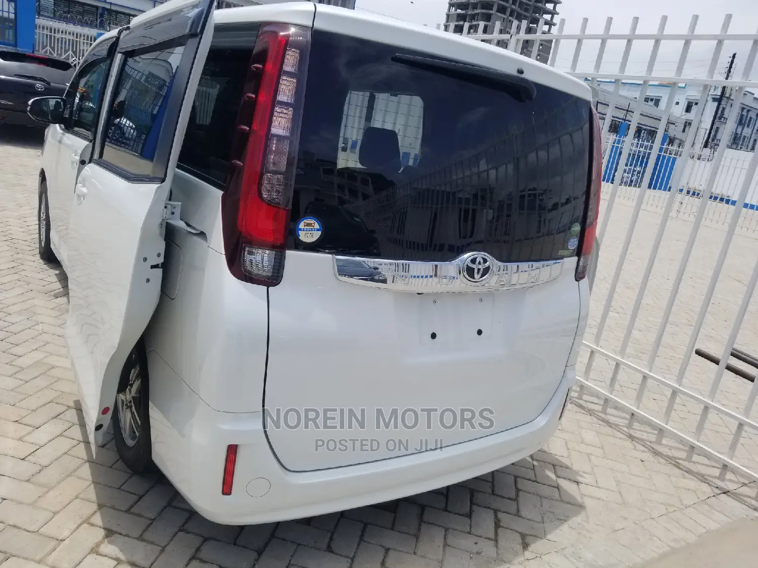 Toyota Noah 2014 Off white